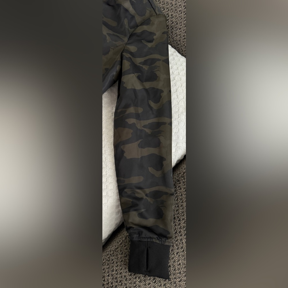 BLANC NOIR Reversible Quilted Bomber Jacket in Camo / Navy XS Black Olive Green - Picture 9 of 16